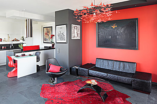黑色,皮沙发,仰视,艺术品,红墙,茶几,红色,地毯,地砖,厨房,区域,背景