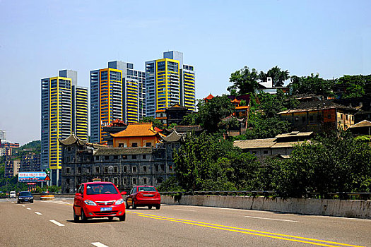 重庆南滨路上慈恩寺旁的住宅区
