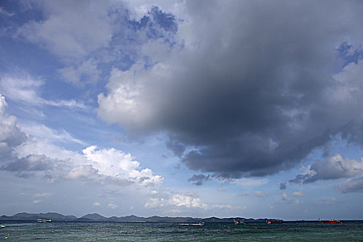 泰国普吉岛海滩红色摩托艇蓝天白云海岛图片素材