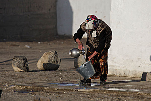 女人,洗,水,玻璃瓶,公路,中亚,亚洲