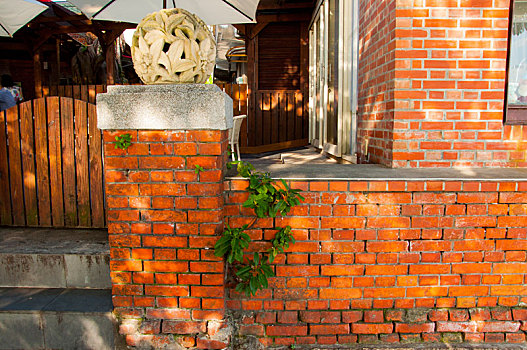 台湾淡水鱼港边古老的建筑保存完好的红砖墙