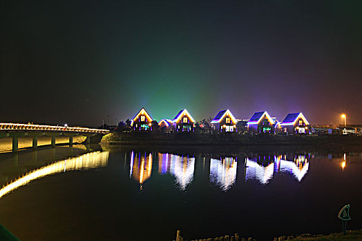 度假村夜景,海边木屋