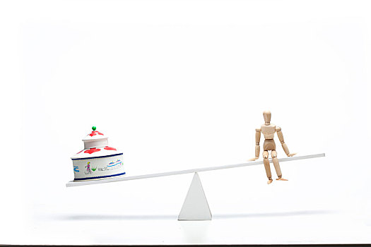 平衡木上的木玩偶和蒙古包