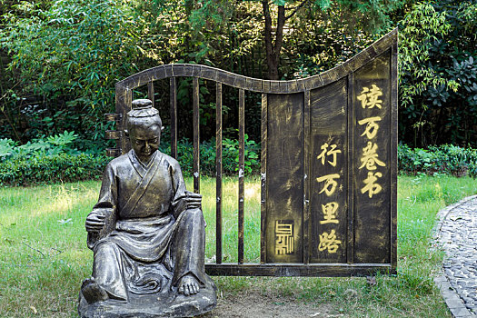 中国河南省登封嵩阳景区古代人物雕塑