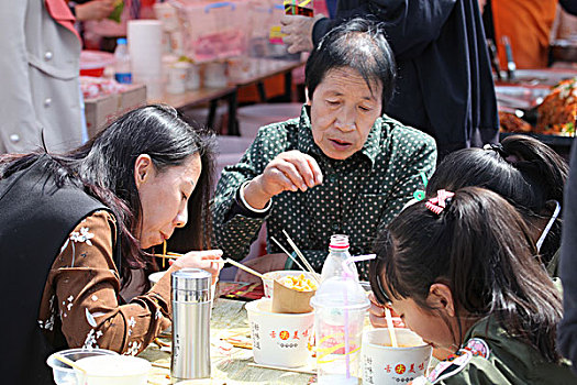 美食节上的销魂吃相