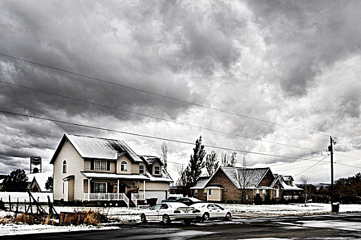 两个,房子,一个,木头,砖,威胁,风暴,云,上方,雪