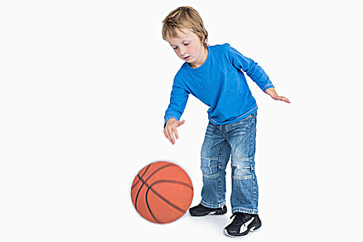 孩子,休闲,男孩,玩,篮球,上方,白色背景