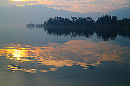 四川西昌邛海,淡水湖,朝霞,湖面泛光