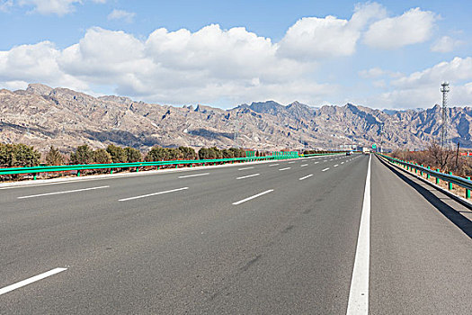 中国西部荒野道路