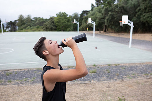 男性,青少年,篮球手,喝,水瓶,篮球场