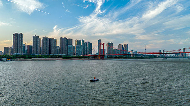 中国武汉鹦鹉洲长江大桥与长江航运