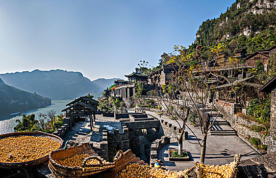 湖北夷陵长江三峡灯影峡里的,三峡人家,巴王山寨酒作坊