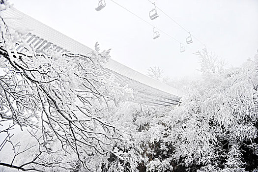 天门山雪景与索道