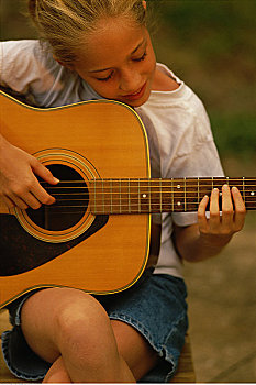 女孩,弹吉他,户外
