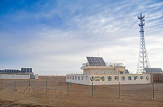 新疆哈密戈壁滩上的通讯塔