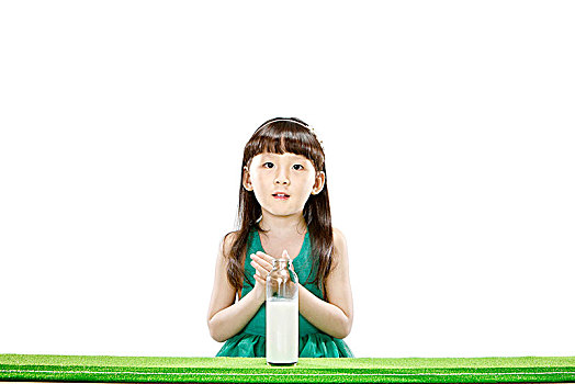 绿色裙子拿牛奶的小女孩