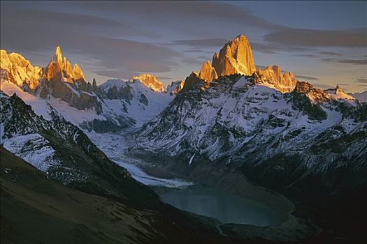 菲茨罗伊,黎明,洛斯格拉希亚雷斯国家公园,巴塔哥尼亚,阿根廷