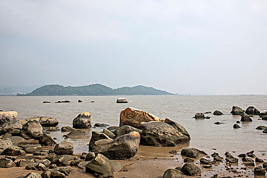 广东省珠海市情侣中路海滨林立的礁石