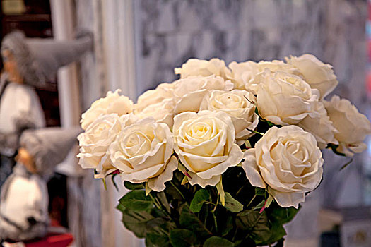 一束白色的玫瑰花