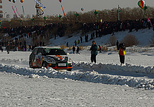 雪地汽车拉力赛