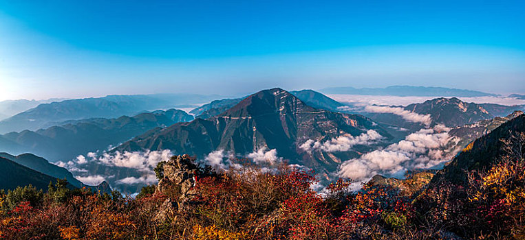 重庆巫山三峡云海红叶