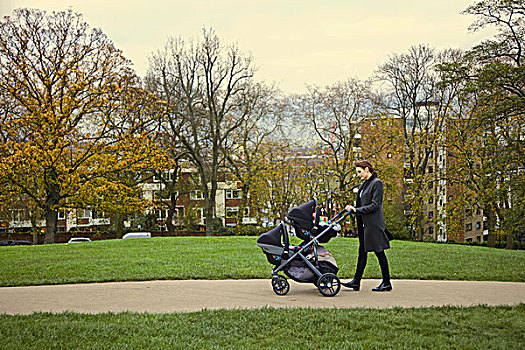 母亲,推,一对,婴儿车,城市公园