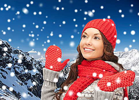 高兴,寒假,圣诞节,人,概念,微笑,少妇,红色,帽子,围巾,连指手套,上方,雪山,背景