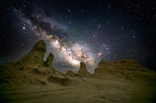 青海鄂博梁星空银河