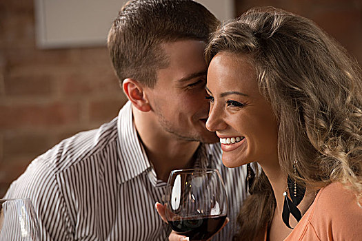 年轻,幸福伴侣,浪漫,约会,餐馆,喝,葡萄酒,吃,美食