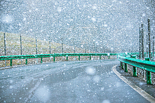 下雪的公路