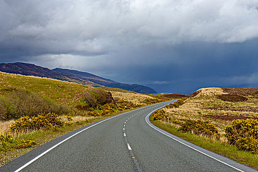 弯曲,乡间小路,积雨云,春天,斯凯岛,苏格兰,英国