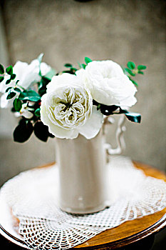 白色,玫瑰,瓷瓶,边桌,蕾丝,装饰垫布