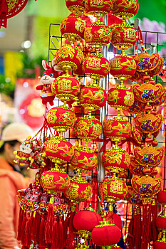 中国春节的年货大街贩卖着春节传统的饰品