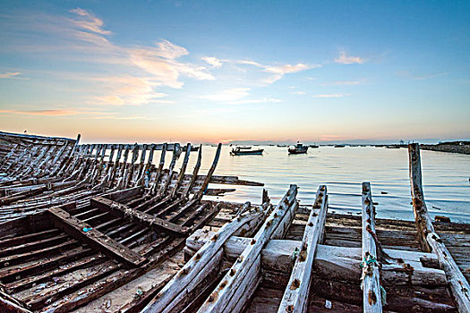 海边的废旧渔船