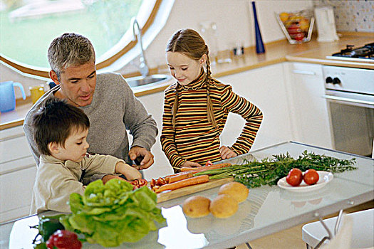 父亲,孩子,厨房,帮助,儿子,切削,蔬菜
