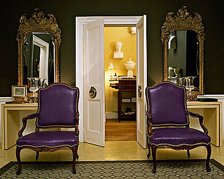 一对,时期,紫色,软垫,扶手椅,正面,边桌,下方,镜子