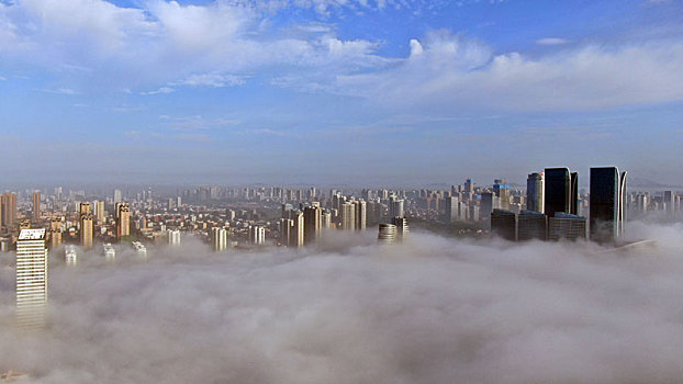一觉醒来发现城市漂浮在云端,海边平流雾奇观太震撼