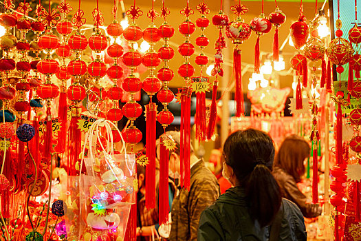 中国春节传统的饰品,多种造型春节饰品的摊贩