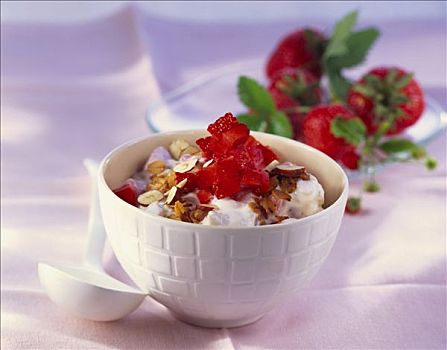 草莓,牛奶什锦早餐