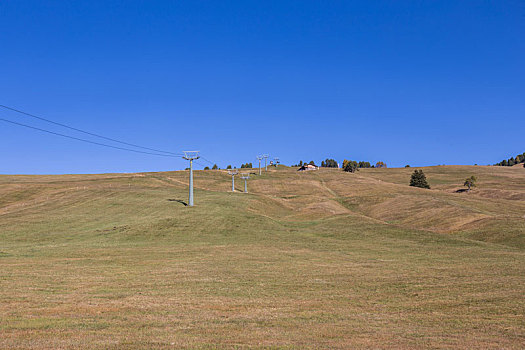 秋季滑雪场草坪山坡与缆车