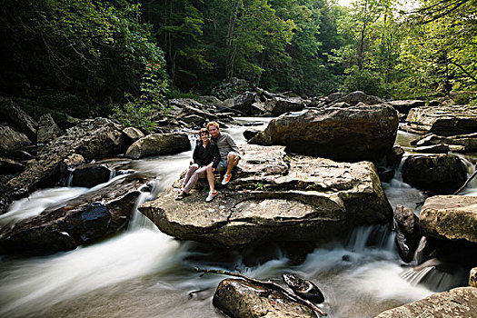 头像,中年,夫妻,坐,一起,岩石上,瀑布,新,河,峡谷,国家,西维吉尼亚,美国