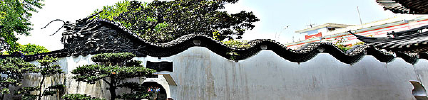 上海豫园围墙上砖雕长龙