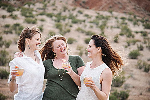 三个女人,站立,荒漠景观
