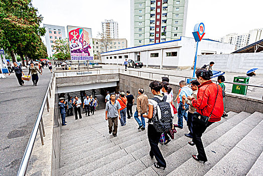 朝鲜平壤地铁,地下150米世界最深,长35公里,两条线路17个车站,装饰奢华远超首尔