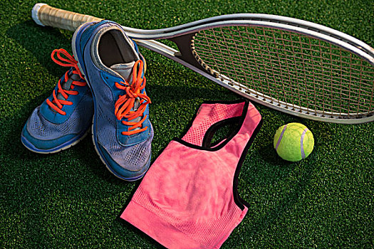 运动鞋,网球,球拍,运动文胸,地点