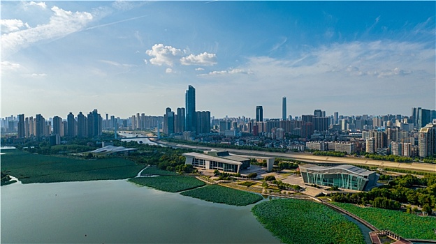 中国湖北武汉琴台大剧院与月湖风景区