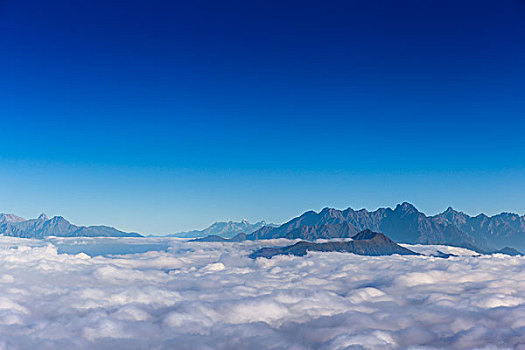 蓝天下的云海雪山