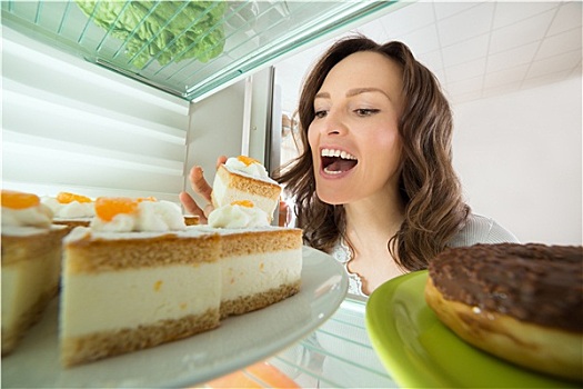 女人,吃,蛋糕块,电冰箱