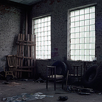 两个,椅子,旁侧,窗户,风景,老,苏联,工厂,地面,墙壁,衰败,拉脱维亚,八月