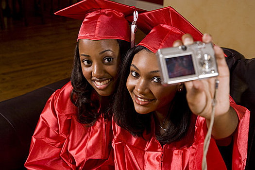 肖像,两个,青少年,美国黑人,女孩,学士帽,长袍,照相